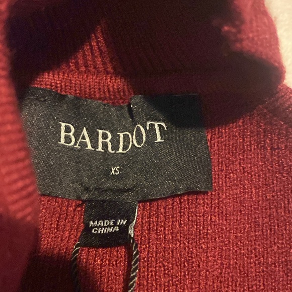 Elegant Burgundy Turtleneck Sweater - Picture 3 of 4